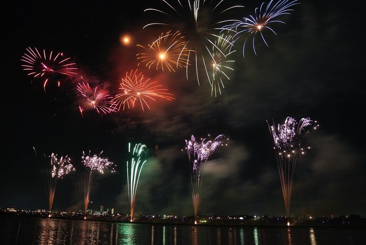 Image montrant des feux d'artifice multicolores
