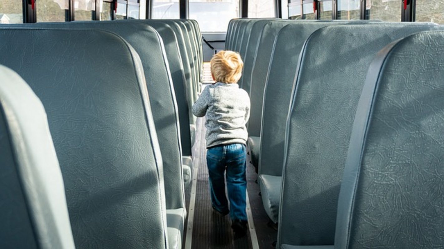Photo d'un enfant sortant d'un bus