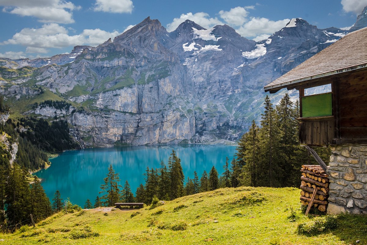 Photo représentant une cabane en montagne avec un lac