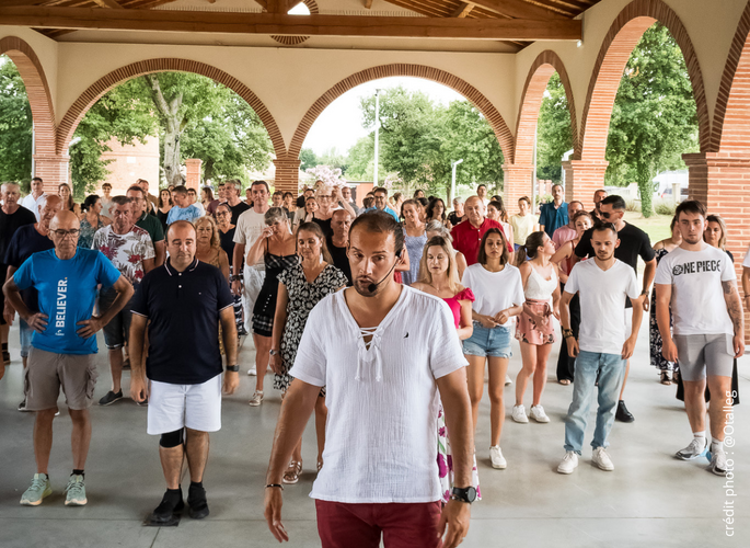 Ensemble de personnes en cours de danse sous la Halle