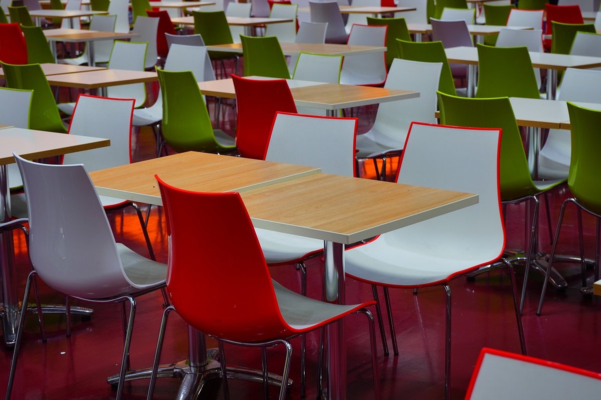 Tables et chaises de cantine